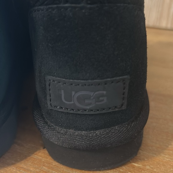 UGG Short Black Boots Size 6 Preowned - Picture 5 of 13